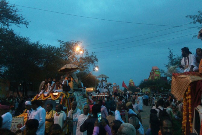 कुंभमेळाः शाहीपर्वास मंगलमय प्रारंभ…