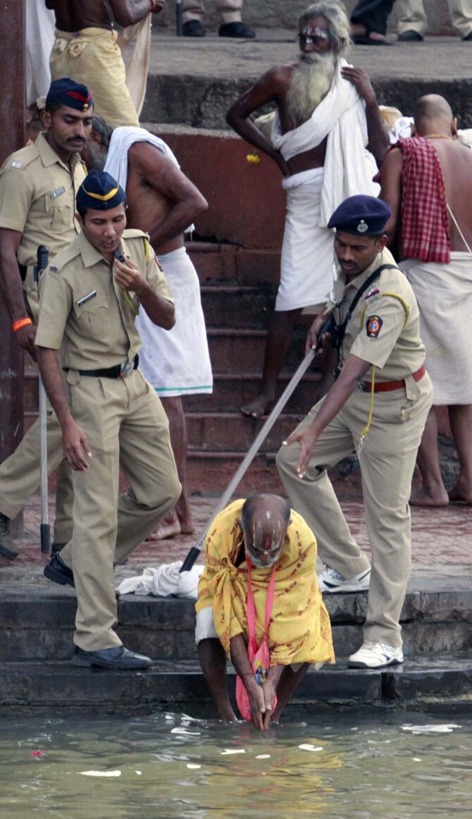 पर्वणीला अंदाजापेक्षा कमी भाविक दाखल होण्यामागे सुरक्षा यंत्रणांनी केलेला बागुलबुवा हेदेखील महत्त्वाचे कारण ठरले. (छायाः वसंत प्रभू)