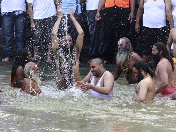 पंचनाम जुना, पंचायती आवाहन, पंचायती अग्नी, निरंजनी, आनंद, महानिर्वाणी, अटल या आखाडय़ांनी क्रमाने कुशावर्त कुंडात स्नान केले. (छायाः वसंत प्रभू)