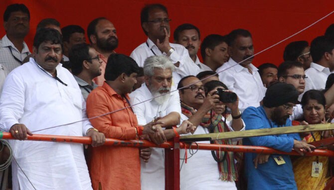 माजी उपमुख्यमंत्री छगन भुजबळ यांच्या उपस्थितीत त्यांचे शागीर्द आ. जयंत जाधव, शिवसेनेचे सहकार राज्यमंत्री दादा भुसे, महानगरप्रमुख अजय बोरस्ते, मनसेचे महापौर मुर्तडक, भाजपचे पालकमंत्री तथा कुंभमेळा मंत्री महाजन, आ. फरांदे या सर्वानी स्नानाचा मनसोक्त आनंद घेतला. (छायाः वसंत प्रभू)