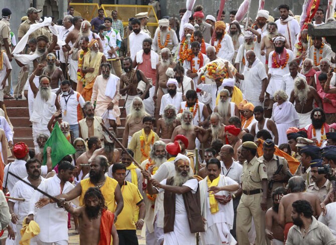 कुंभमेळ्यातील नाशिक आणि त्र्यंबकेश्वरात दाखल झालेल्या साधूसंत व महंतांनी शनिवारी सिंहस्थाताली पहिल्या पर्वणीतील शाही स्नानाच मुहूर्त साधला. गोदाघाटावरील रामकुंड परिसरात शाही स्नानासाठी झालेली गर्दी. (छायाः वसंत प्रभू)