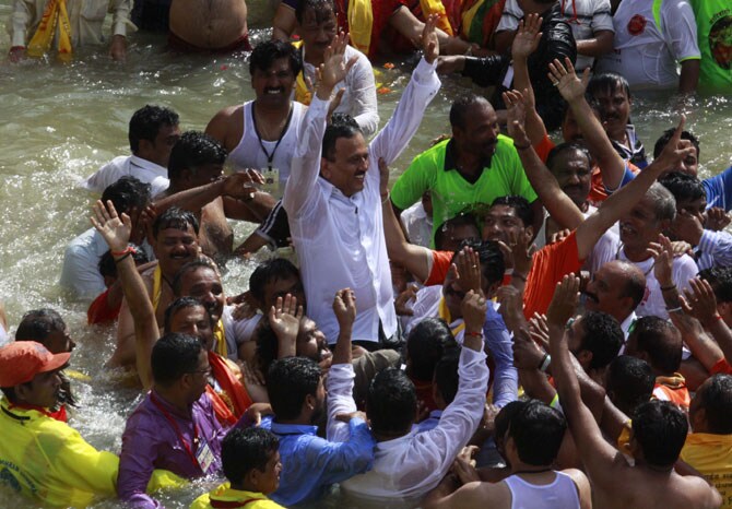 पालकमंत्री तथा कुंभमेळा मंत्री गिरीश महाजन, आ. देवयानी फरांदे, मनसेचे महापौर अशोक मुर्तडक आदींनीही आखाडय़ांचे शाही स्नान पूर्ण होण्याआधीच यथेच्छ डुंबण्याचा आनंद घेतला. (छायाः वसंत प्रभू)