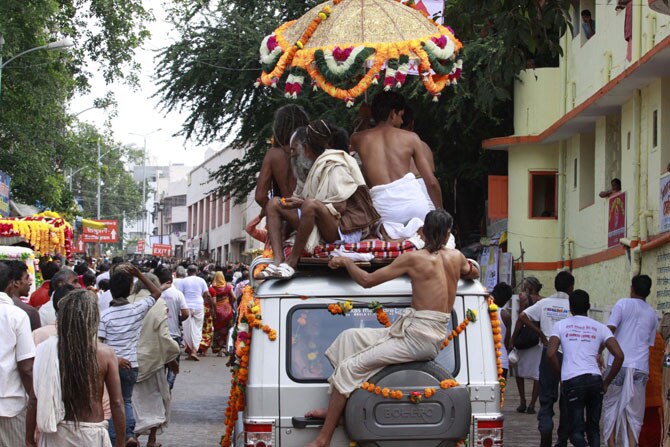 (छायाः वसंत प्रभू)