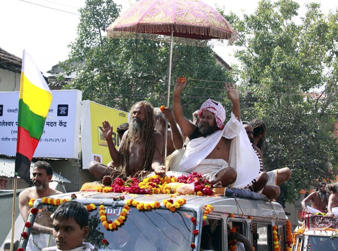 अनेक आखाडय़ांनी रत्नजडित आभूषणांनी मढलेल्या सोन्या-चांदीच्या देवता, सुवर्ण-चांदीचे आवरण असणाऱ्या सिंहासनांद्वारे आपली श्रीमंती अधोरेखित केली. (छायाः वसंत प्रभू)