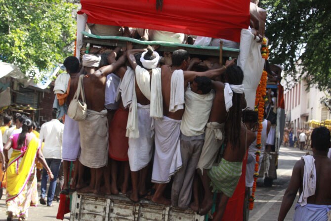 (छायाः वसंत प्रभू)