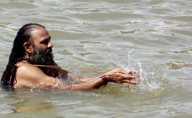 सकाळी सहा ते आठ ही वेळ वैष्णव पंथीयांसाठी राखीव असल्याने शाही स्नान काही वेळासाठी बंद ठेवण्यात आले होते. (छायाः वसंत प्रभू)