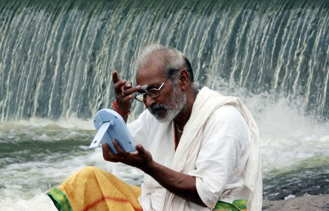 ही स्नानानंतर त्र्यंबक राजाचे दर्शन घेत साधू-महंतांनी प्रस्थान केले. (छायाः वसंत प्रभू)