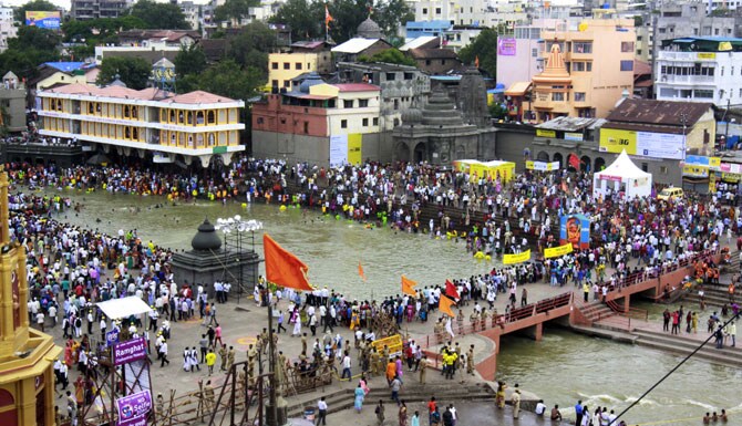 ढोल-ताशे.. बॅण्ड पथकाचा दणदणाट..नाशिकमध्ये 'सियावर रामचंद्र की जय' तर त्र्यंबकमध्ये 'बम बम भोले'च्या जयघोषात सिंहस्थातील पहिली पर्वणी साधू-महंतांच्या अपूर्व उत्साहात पार पडली. (छायाः वसंत प्रभू)