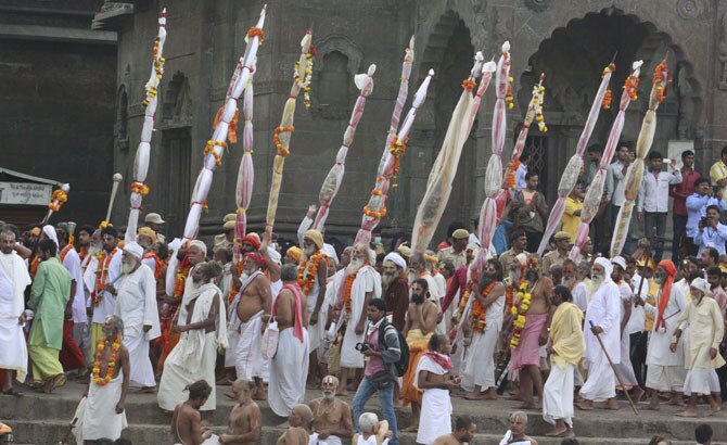 त्र्यंबकेश्वरला येण्यासाठी भाविकांना १० किलोमीटरची पायपीट करावी लागली. (छायाः वसंत प्रभू)