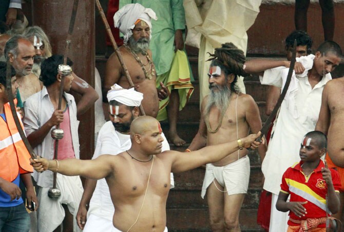 ग्रस्थानी धर्मध्वजा घेऊन मार्गक्रमण करताना भाले, तलवारी, कृपाण, दांडपट्टा आदी पारंपरिक शस्त्रांचे प्रदर्शन करण्यात आले. (छायाः वसंत प्रभू)