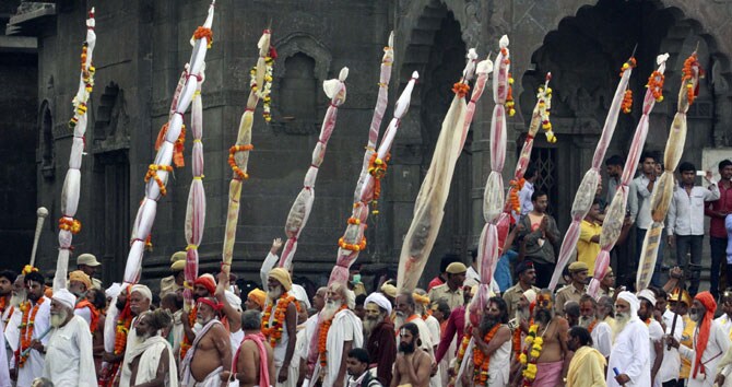 (छायाः वसंत प्रभू)