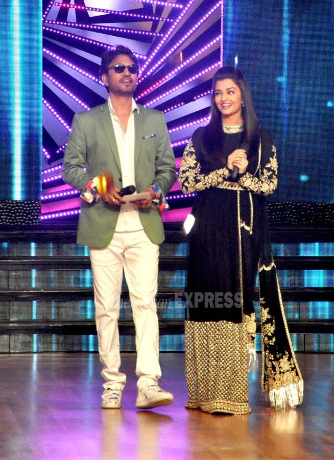 'जझबा' या आपल्या आगामी चित्रपटाच्या प्रमोशनसाठी बॉलीवूड अभिनेत्री ऐश्वर्या राय बच्चन आणि अभिनेता इरफान खान 'डान्स इंडिया डान्स' या रिआलिटी शोच्या मंचावर उपस्थित होते. (एक्स्प्रेस फोटो)