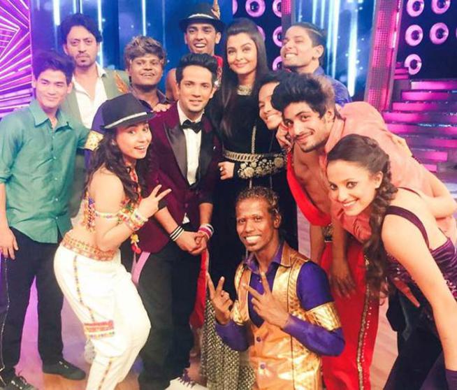 'डान्स इंडिया डान्स'च्या स्पर्धकांसोबत ऐश्वर्याने सेल्फी टिपला. (एक्स्प्रेस फोटो)