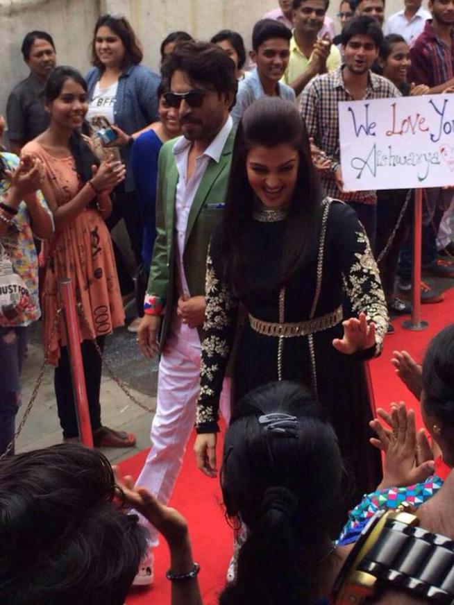 ऐश्वर्याचा चाहत्यांशी संवाद. (एक्स्प्रेस फोटो)