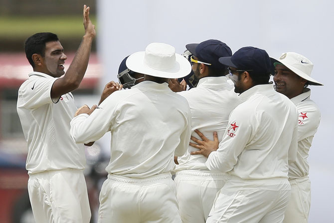 श्रीलंकेविरुद्धच्या पहिल्या कसोटीत कुमार संगकाराची विकेट घेतल्यानंतर आनंद साजरा करताना भारतीय संघ. अश्विनने श्रीलंकेच्या ३ फलंदाजांना माघारी धाडले.