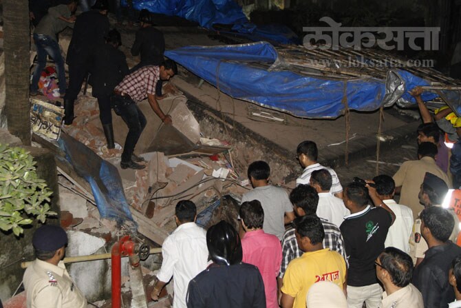 अजूनही काही लोक ढिगा-याखाली अडकले असून, त्यांना बाहेर काढण्याचे प्रयत्न सुरू आहेत. त्यामुळे मृतांचा आकडा आणखी वाढण्याची भीती व्यक्त करण्यात येत आहे. (छायाः दीपक जोशी)