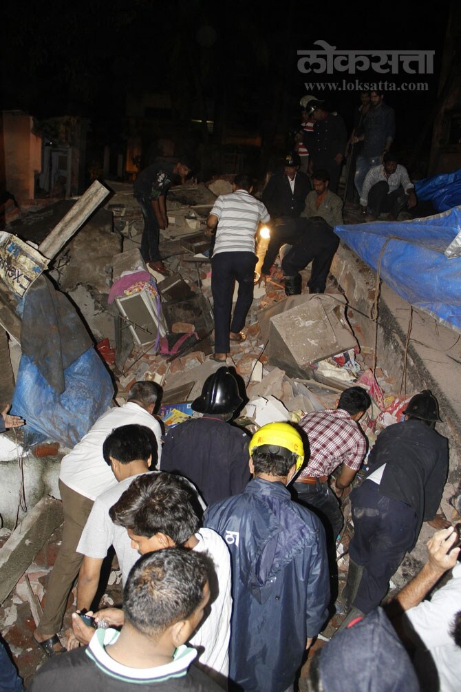ठाकुर्ली पूर्वेतील मीरानगर परिसरातील तीन मजली मातृकृपा इमारत कोसळण्याची दुर्घटना ताजी असतानाचं सोमवारी मध्यरात्री ठाणे नौपाडा येथे एक इमारत कोसळली. (छायाः दीपक जोशी)