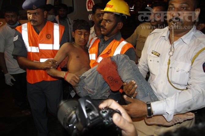 इमारतीच्या ढिगा-याखाली अडकलेल्यांपैकी काही रहिवाशांना जखमी अवस्थेत बाहेर काढण्यात आले आहे. (छायाः दीपक जोशी)