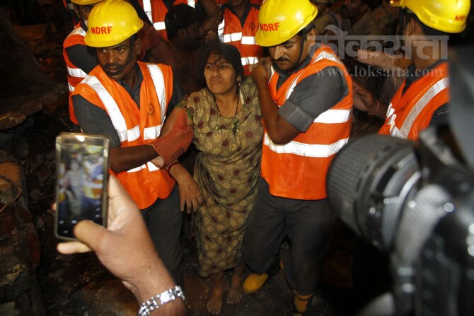 ५० वर्षे जुनी असलेल्या या इमारतीला ठाणे महानगरपालिकाने धोकादायक घोषित केले होते. तरीही या इमारतीमधे काही कुटुंब राहत होती. (छायाः दीपक जोशी)