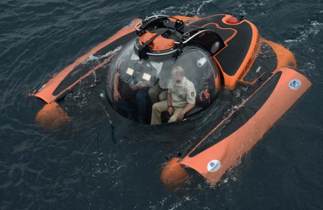 रशियाचे राष्ट्राध्यक्ष व्लादमिर पुतीन यांनी मंगळवारी काळ्या समुद्रामध्ये सागरी पाणबुडीतून प्रवास केला. यावेळी पुतीन पाणबुडीच्या सहाय्याने सागराच्या तळाशी गेले होते. (छाया- एपी)