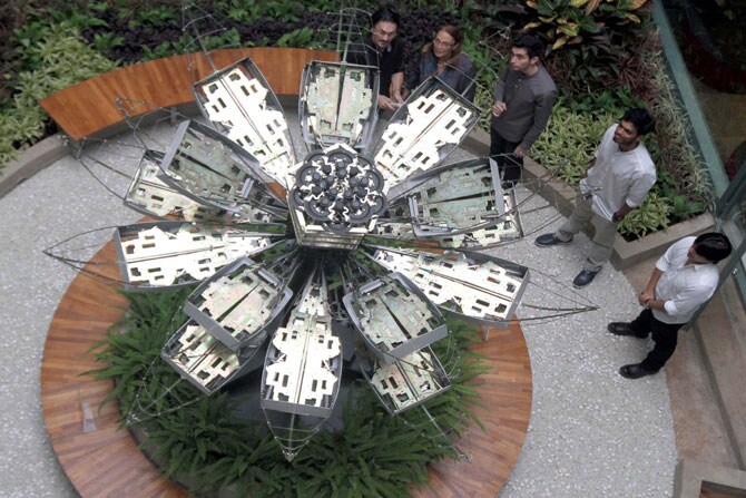 मुंबईतील गोदरेज कंपनीत उभारण्यात आलेले १३ फुटी उंची कमळाकृती धातूशिल्प. यामध्ये एकूण ६० टंकलेखन यंत्राचे विविध भाग वापरण्यात आले आहेत. (छाया- दीपक जोशी)