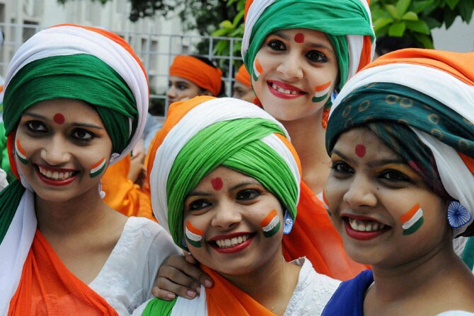 स्वातंत्र्यदिनाच्या पार्श्वभूमीवर आयोजित करण्यात आलेल्या एका कार्यक्रमादरम्यान चेह-याला तिरंग्याच्या रंगांची रंगरंगोटी आणि पेहराव केलेल्या पटना येथील एका महाविद्यालयातील तरूणी. (छाया - पीटीआय)