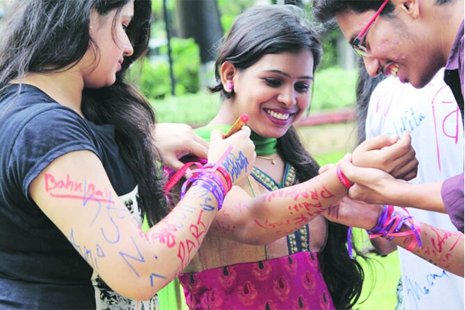 मैत्री हे एक सुंदर नाते.. प्रत्येकाला हवेहवेसे वाटणारे! रविवारी साजरा झालेल्या ‘जागतिक मैत्रीदिनी’ ठाणे, कल्याण परिसरातील तरुणाईला मैत्रीप्रेमाचे उधाण आले. व्हॉट्स अ‍ॅप, फेसबुक या समाज माध्यमांमध्ये तर शुभेच्छांचा वर्षांव होत होता. महाविद्यालयीन तरुणाईने एकमेकांच्या हातात ‘फ्रेंडशिप बँड’ बांधून साजरा केला.