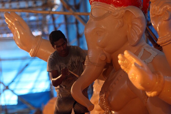 पुरी येथे वाळु शिल्पकार सुदर्शन पटनाईक यांची जागतिक शांततेचा संदेश देणारी बुद्धाची प्रतिमा न्याहाळताना राष्ट्रपती प्रणब मुखर्जी. (छाया- पीटीआय)