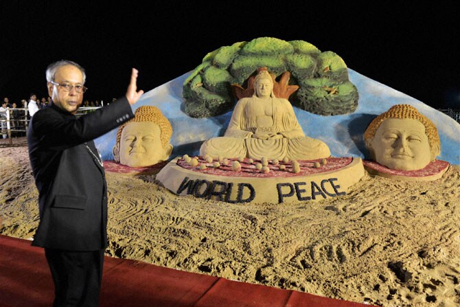 गणेशोत्सव अवघ्या काही दिवसांवर येऊन ठेपल्यामुळे सध्या मुंबईतील लालबाग येथे गणेश मुर्ती बनिवण्याचे काम वेगाने सुरू आहे. (छाया- प्रशांत नाडकर)