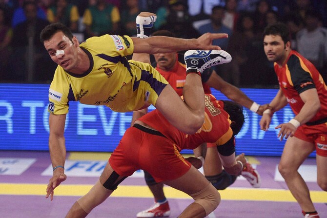 अवघ्या काही दिवसांवर येऊन ठेपलेल्या स्वातंत्र्यदिनाच्या पार्श्वभूमीवर पश्चिम बंगालच्या दिजापूर जिल्ह्याच्या गावामध्ये लहान मुले तिरंगा ध्वज घेऊन फिरताना टिपलेले छायाचित्र. (छाया- पीटीआय)