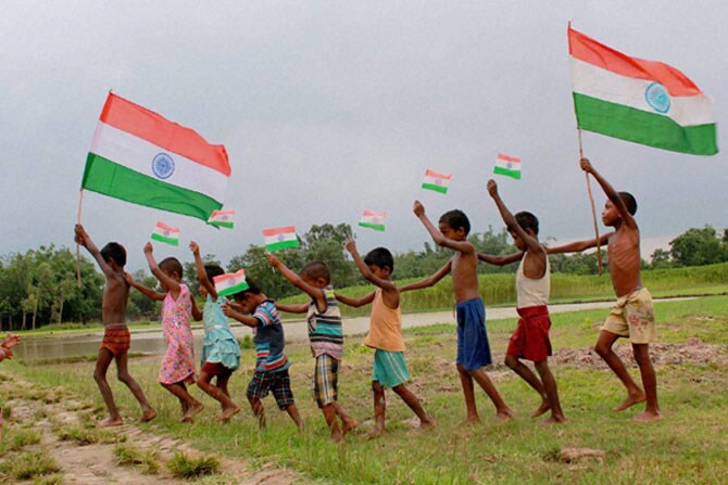 प्रारंभी एकतर्फी आणि उत्तरार्धात चुरस निर्माण झाल्यामुळे अखेरच्या चढाईपर्यंत रंगत आणणाऱ्या लढतीत बंगळुरू बुल्सने तेलुगू टायटन्सचा ३९-३८ असा फक्त एका गुणाने पराभव करून प्रो कबड्डी लीगच्या दुसऱ्या हंगामाच्या अंतिम फेरीत स्थान मिळवले आहे. तर यजमान यू मुंबाने पाटणा पायरेट्सचा ३५-१८ असा सहज पराभव करून सलग दुसऱ्यांदा अंतिम फेरी गाठली.