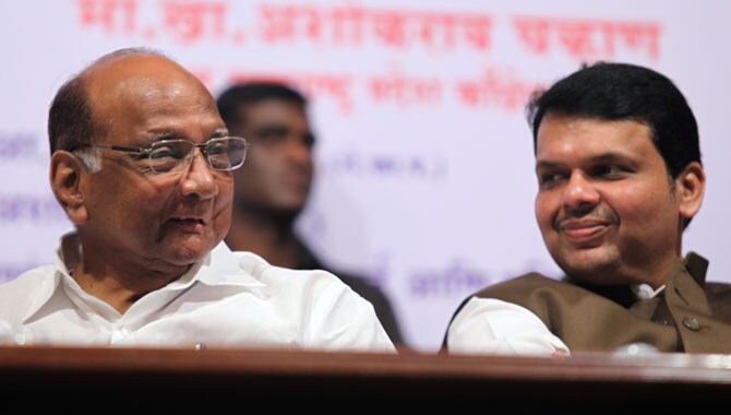 इंग्लंड आणि ऑस्ट्रेलिया यांच्यात सुरू असलेल्या अॅशेस मालिकेतील पाचव्या आणि अंतिम कसोटीत इंग्लंडची पहिल्या डावात दाणादाण उडाली. यावेळी ऑस्ट्रेलियाच्या मिचेल जॉन्सनने टाकलेल्या उसळत्या चेंडुसमोर इंग्लंडच्या जो रूटची अशाप्रकारे भंबेरी उडाली. (छाया- पीटीआय)