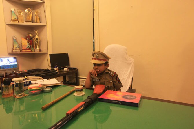 कॅन्सरशी झुंझ देत असलेल्या कुवर सिंग पाटील या ४ वर्षीय चिमुकल्याची पोलीस अधिकारी होण्याची इच्छा भोईवाडा पोलिसांनी पूर्ण केली. (एक्स्प्रेस फोटो)