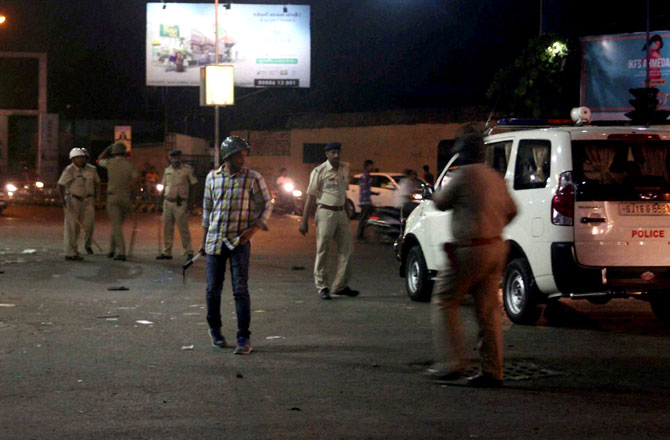राजधानी अहमदाबादमध्येही हिंसेच लोण पसरले असून, शहरातील अनेक भागात संचारबंदी लागू करण्यात आली आहे. (छाया-पीटीआय)