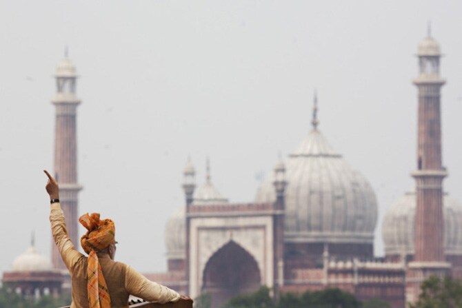 लाल किल्ल्यावरून देशवासियांना संबोधित करताना टिपलेले नरेंद्र मोदींचे पाठमोरी छायाचित्र.(पीटीआय)