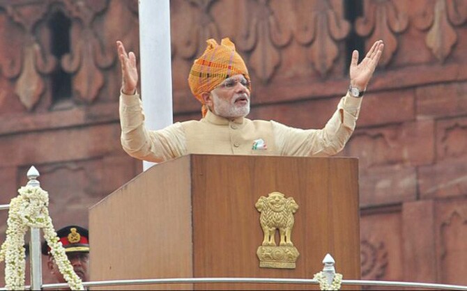मोदींनी लाल किल्ल्यावरून स्वातंत्रदिनाच्यानिमित्ताने संबोधित केले.