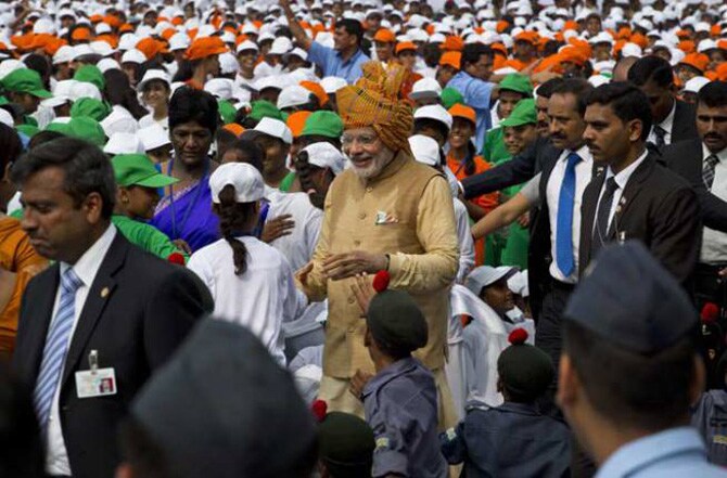 ऐतिहासिक लाल किल्‍ल्‍याच्या साक्षीने शनिवारी देशाचा ६९व्‍या स्‍वातंत्र दिन सोहळा उत्‍साहात पार पडला. पंतप्रधान मोदी यांनी भाषण झाल्‍यानंतर प्रोटोकॉल बाजूला ठेवून त्‍या ठिकाणी उपस्थित असलेल्‍या मुलांची भेट घेतली.