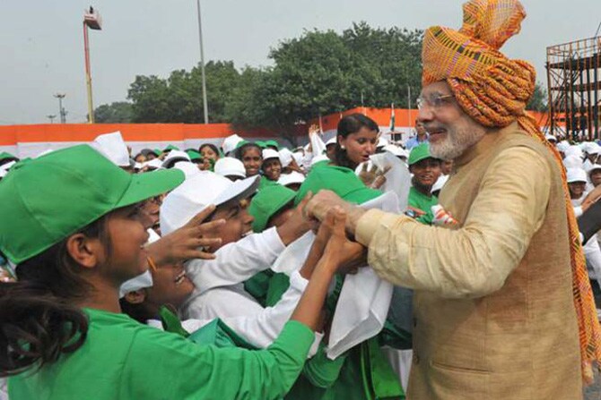 ऐतिहासिक लाल किल्‍ल्‍याच्या साक्षीने देशाचा ६९व्‍या स्‍वातंत्र दिन सोहळा उत्‍साहात पार पडला. पंतप्रधान मोदी यांनी भाषण झाल्‍यानंतर प्रोटोकॉल मोडून त्‍या ठिकाणी उपस्थित असलेल्‍या मुलांची भेट घेतली.