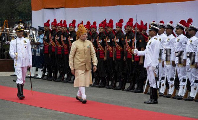 पंतप्रधानांना देशाच्या तिन्ही दलांंची मानवंदना दिली. (पीटीआय)