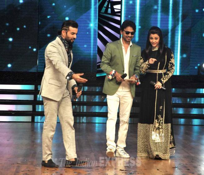 ऐश्वर्या आणि इरफानचे स्वागत करताना कार्यक्रमाचा सुत्रसंचालक मनिष पौल. (एक्स्प्रेस फोटो)