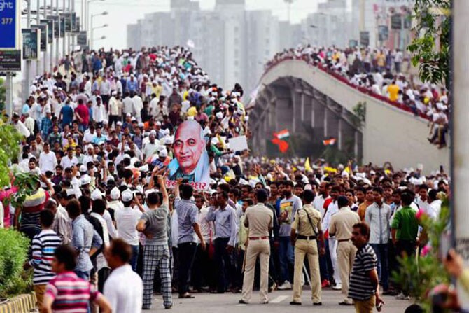 गुजरातमधील पाटीदार समाजाचा इतर मागासवर्गीयांमध्ये समावेश करावा, या मागणीसाठी हार्दिक पटेल या तरुणाच्या नेतृत्त्वाखाली अहमदाबादमध्ये झालेल्या जाहीर सभेला मंगळवारी मोठा प्रतिसाद मिळाला.