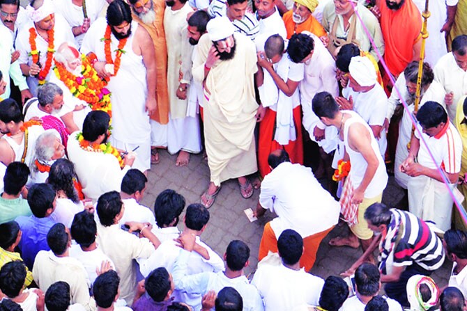 मिरवणुकीत कोणत्याही प्रकारचा प्रसाद अथवा नाणी, वस्तू, फुले उधळण्यास प्रतिबंध होता. खुद्द महंत ग्यानदास महाराज यांनी हाती दहा रुपयांच्या नोटांचे बंडल घेऊन श्रीमंतीचे दर्शन घडविले.