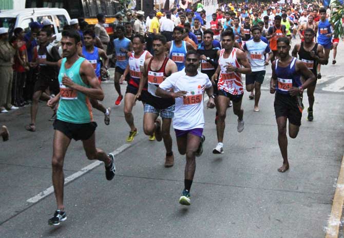 पावसाच्या गैरहजेरीत रविवारी पार पडलेल्या ठाणे महापौर वर्षां मॅरेथॉन स्पध्रेत पुण्यातील आर्मी स्पोर्ट्स इन्स्टिटय़ूटमधील जयवीर सिंग आणि पुणे अ‍ॅथलेटिक्स क्लबच्या मनीषा साळुंके यांनी अनुक्रमे पुरुष व महिला गटाचे जेतेपद पटकावले.