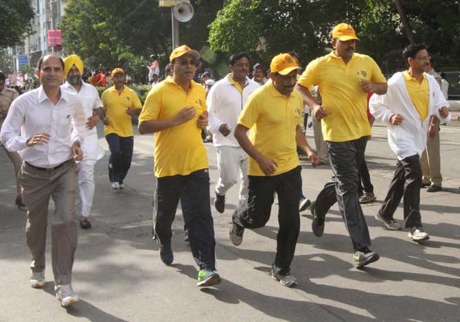 शर्यतीत जवळपास २४ हजार ३२३ स्पर्धकांनी सहभाग घेतला होता, परंतु त्यातील बहुतेक स्पर्धक हौशी असल्यामुळे जेतेपदासाठी चुरस रंगलीच नाही. (छायाः दीपक जोशी)