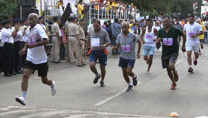 वर्षां मॅरेथॉनला ज्येष्ठ नागरिकांचाही उत्सफुर्त प्रतिसाद लाभला. (छायाः दीपक जोशी)