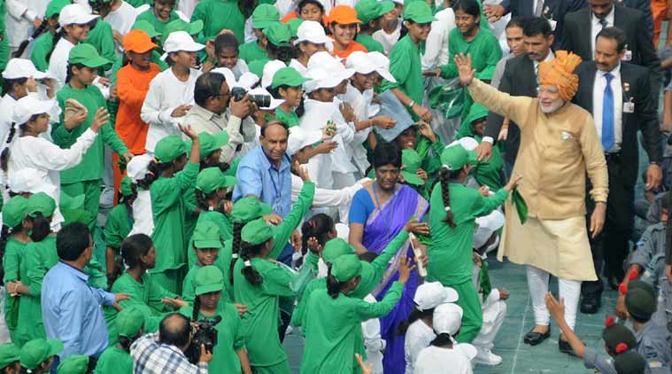 मुलांची भेट घेताना पंतप्रधान मोदी.