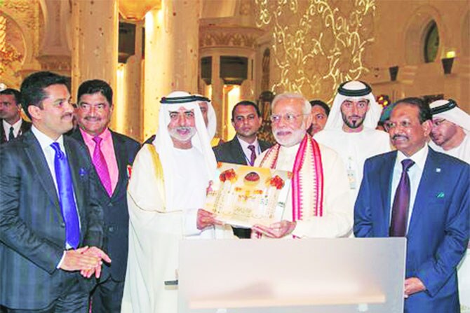 दुबईतील क्रिकेटच्या स्टेडियमवरून भाषणापूर्वी जनतेला अभिवादन करताना मोदी.