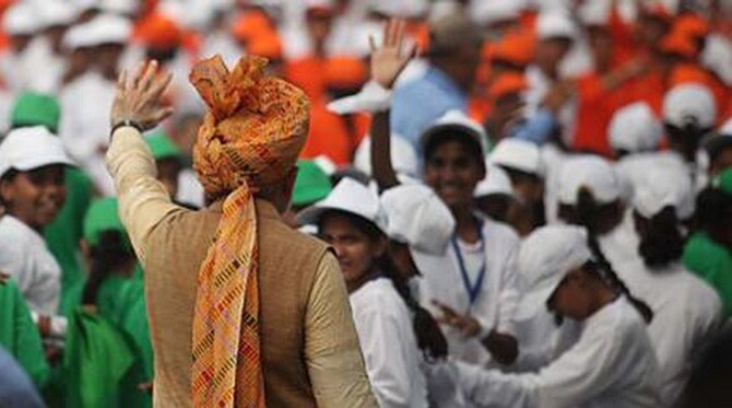 मोदींनी मोठ्या उत्साहात मुलांची भेट घेतली.