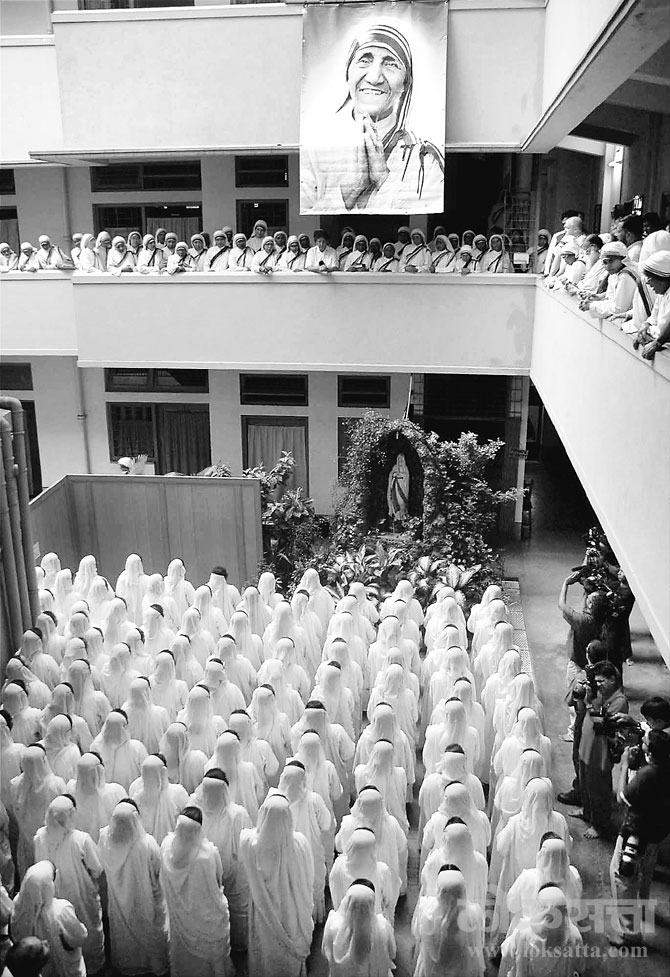 मदर तेरेसा यांच्या दहाव्या स्मृतिदिनी विशेष प्रर्थना करण्यासाठी एकत्र आलेल्या नन आणि इतर जनता. (छाया - पिटिआय)