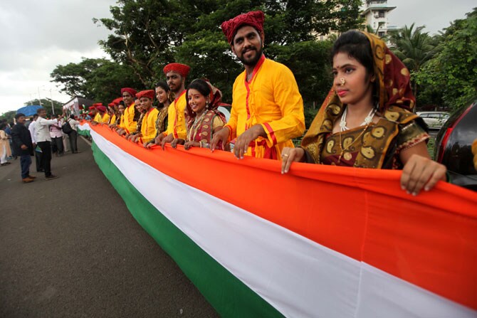 स्वातंत्र्यदिनाच्या निमित्ताने नवी मुंबईत तब्बल ५००० मीटर लांबीचा राष्ट्रध्वज तयार करण्यात आला होता. सर्वात जास्त लांबीचा राष्ट्रध्वज म्हणून याची नोंद गिनिज बुकात करण्यात आली. (छाया- नरेंद्र वास्कर)